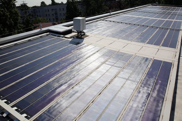 Une installation photovoltaïque sur un immeuble.