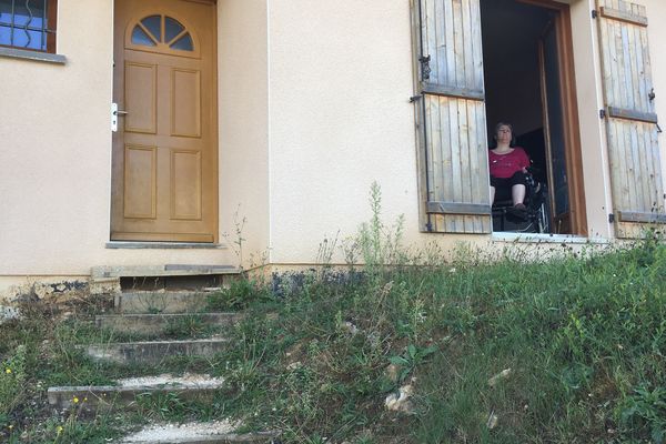 A 47 ans, Pascale, paralysée, ne peut plus sortir depuis 6 ans de sa maison construite en hauteur