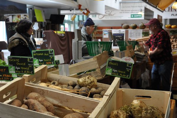 A Nevers, le marché Carnot reste ouvert, avec des précautions renforcées.