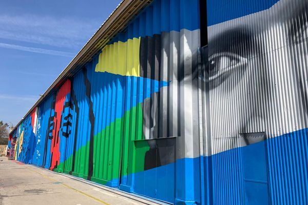 La réalisation d’une fresque de street art de 1500 mètre carrés en cours à Fréjus.