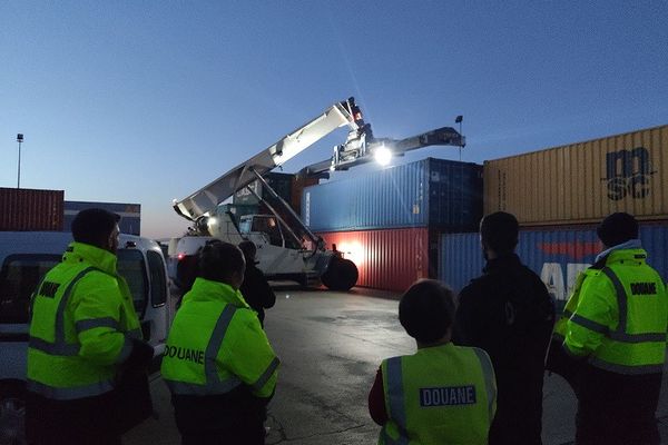 Les douaniers de Marseille ont saisi plus d’1,2 tonne de cigarettes de Contre-bande réparties dans plus de 2000 cartons de spaghettis et de chips Le 15 novembre sur le port de Fos Saint-Louis.