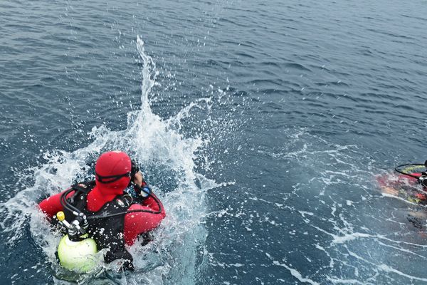 Des pompiers plongeurs ont été dépêchés près du Cargo pour extraire du canal le cadavre d'un homme de 92 ans. 