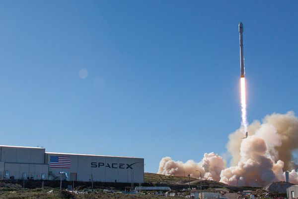 Le lancement d'une fusée de la société américaine SpaceX, sur la base de Vandenberg, en Californie, le 14 janvier 2017.