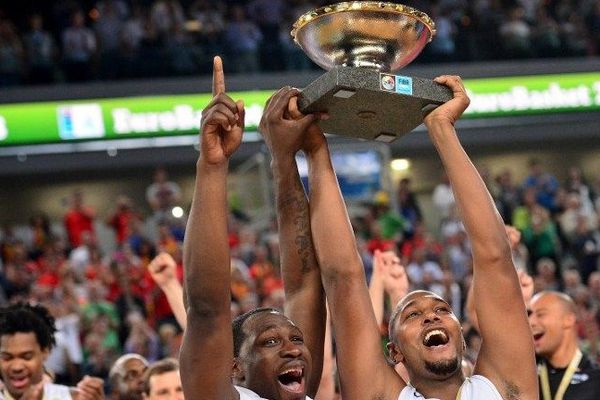 Florent Pietrus (G) and Boris Diaw (D) brandissent leur trophée après la victoire de la France en finale du championnat EuroBasket le 22 septembre 2013