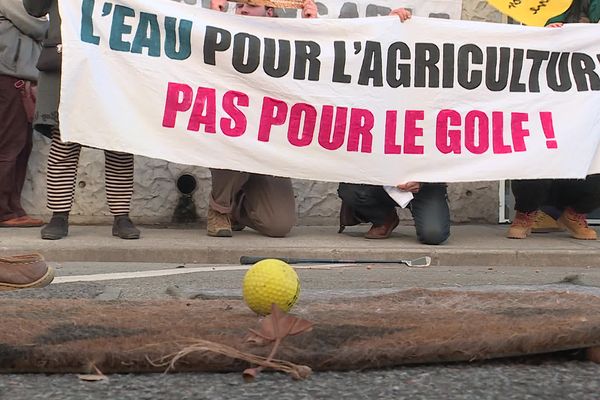 Manifestation contre le projet de golf de Villeneuve-de-la-Raho (Pyrénées-Orientales) le 5 mars 2024