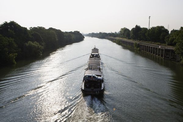 Une barge sur la Seine, à hauteur de Gennevilliers, dans les Hauts-de-Seine.