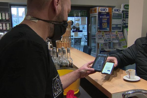 Depuis le lundi 24 janvier, le pass vaccinal est obligatoire dans les bars, comme ici à Chamalières, près de Clermont-Ferrand.