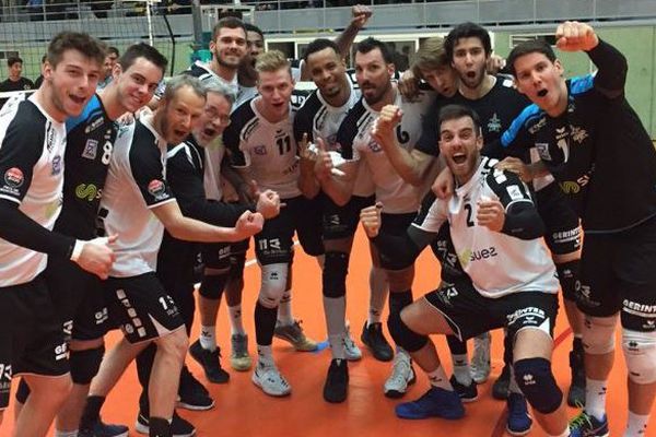 La joie de l'équipe du Rennes Volley 35 qui accède à la finale des play-offs de Ligue B