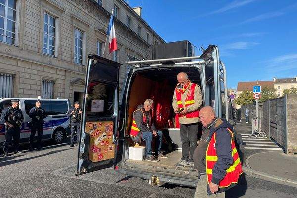 L'intersyndicale réclamait 10% d'augmentation des retraites, devant la préfecture du Calvados à Caen, mardi 24 octobre.