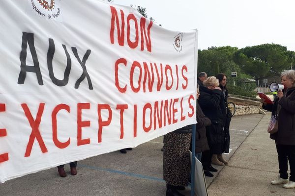 Une petite trentaine de personnes s'est réunie à Jonquieres Saint Vincent dans le Gard pour dénoncer le passage régulier de convois exceptionnels sur la Départementale 999 qui coupe le village en deux. 17/11/2019