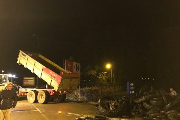 25 bennes de pneus et de fumier sur les parkings de plusieurs supermarchés de l'Ain 