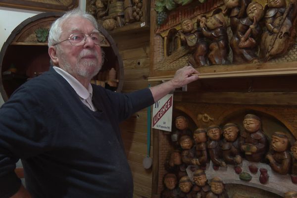 André Andreu, dit le pivert, raconte des histoires sur le bois.  Installé à la Mulatière, près de Lyon, il chasse la morosité de ses œuvres et met en scène exclusivement la joie de vivre.