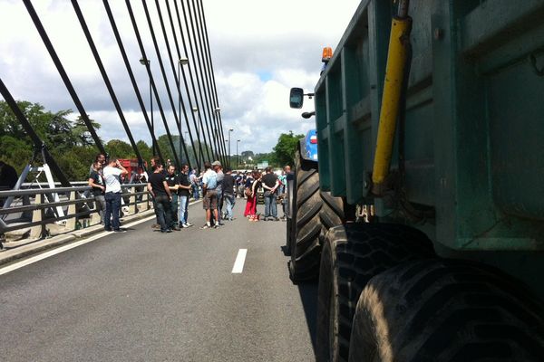 Sur le Pont de l'Iroise, bloqué une bonne partie de la journée, les éleveurs en colère ont généralement reçu le soutien des automobilistes. 