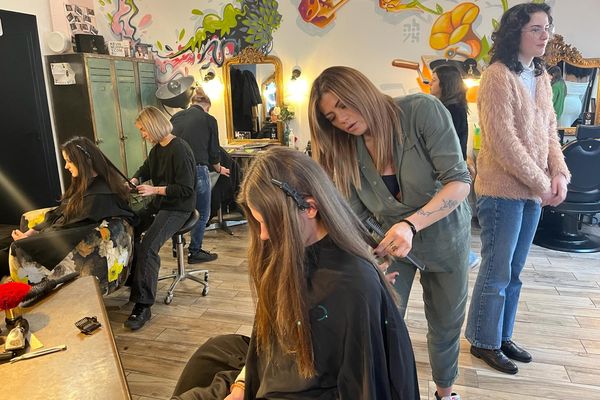 Melissa a enchaîné les coupes de cheveux tout au long de l'après-midi, en espérant récolter un maximum de matière à envoyer à Capillum.