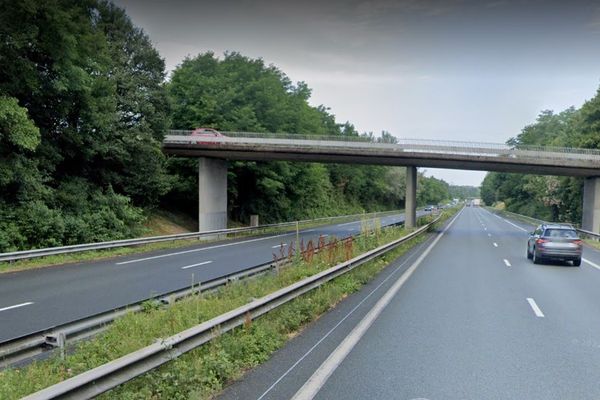 La voiture est tombée en contrebas du pont, en bordure de l'A10 sur le talus.