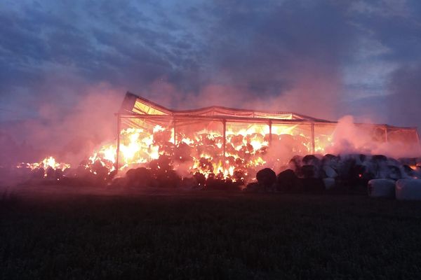 Le feu s'est déclaré dans des bâtiments agricoles.