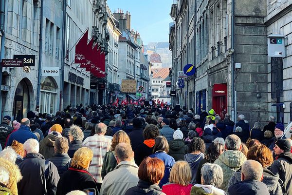 Environ 14 000 personnes selon les syndicats ont défilé dans le calme à Besançon.