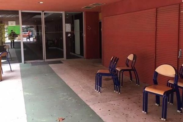 Les portes d'accès aux bâtiments universitaires ont été débloquées pendant cette semaine de vacances à l'université Paul Valéry de Montpellier. Selon la direction, plusieurs bennes, remplies de chaises et de tables, ont du être jetées aux ordures.