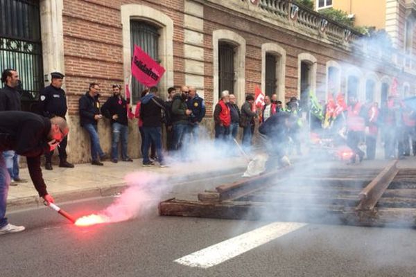 Les cheminots manifestent devant la Préfecture de Perpignan lundi 14 mai 2018