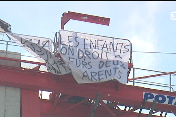 Les pères en colère ont déployé des banderoles sur une grue à Rennes