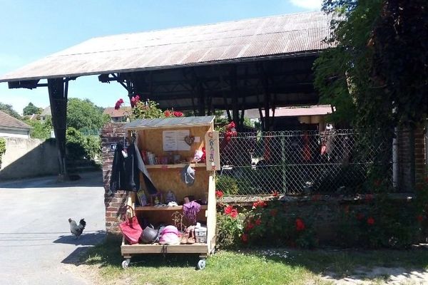 Dans cette cabane à dons, les habitants s'échangent toutes sortes d'objets