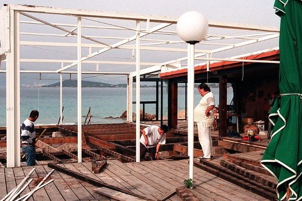 Emile Carta, le propriétaire du restaurant "A Pinetta" à Mare e Sole, sur la rive sud du golfe d'Ajaccio, surveille, le 26 octobre 1999, la démolition de son établissement afin de remettre en état le site comme l'exige la préfecture de la région Corse.