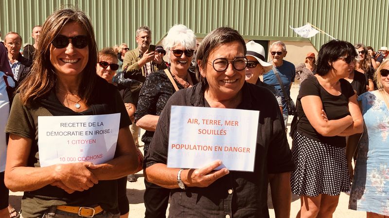 Les opposants à l'extension de la porcherie, habillés en noir pour une marche funèbre avec des slogans anti-pollution.