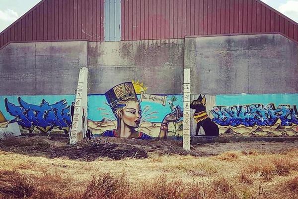 Une fresque de plusieurs mètres orne le mur d'un silo sur la route de Mers-les-Bains