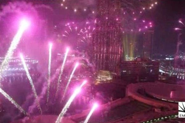 Le spectacle est confié à la société Lacroix-Ruggieri, qui avait réalisé la pyrotechnie du nouvel an à Dubaï.