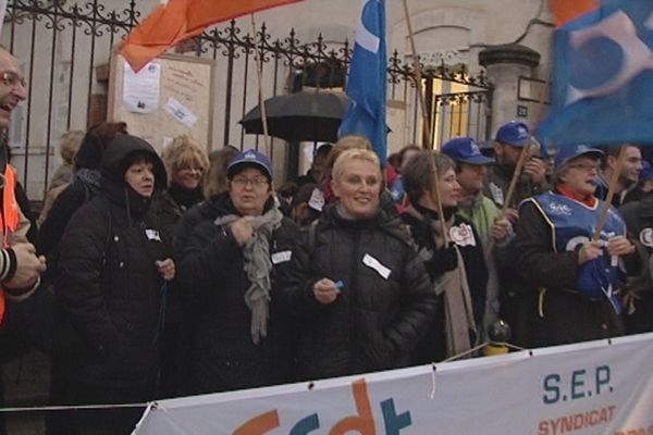 Lycée Ste Euverte: manifestation des personnels administratifs et d'éducation