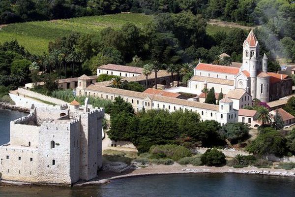 Le monastère fortifié de l'île Saint Honorat devant le monastère.