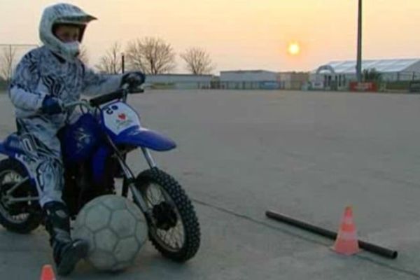 A Neuville-de-Poitou, l'école de motoball forme de jeunes joueurs à un sport original : un mélange de football et de moto.