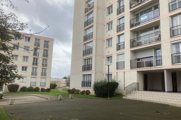 Un jeune homme de 21 ans a été tué juste devant cet immeuble, situé rue Alain à Maromme, près de Rouen (Seine-Maritime).