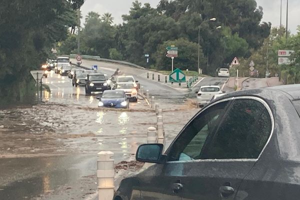 Sur une route de Cannes à Vallauris, ce lundi 23 septembre.