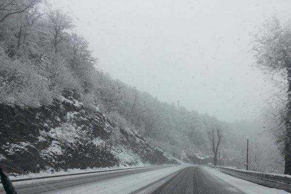 Fortes chutes de neige sur le col de la République 