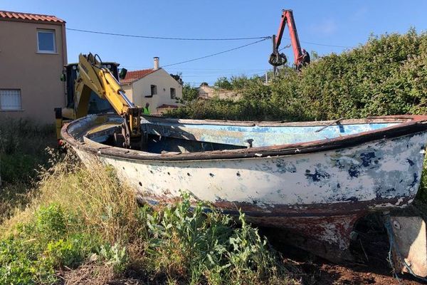 Cette épave a été repérée par les services techniques de la ville de Sète. Retirée des berges, elle sera ensuite dépolluée, détruite et recyclée.