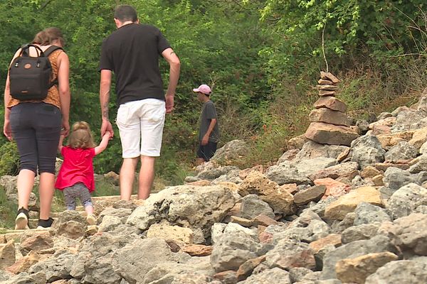 Sur le site protégé de Solutré, Natura 2000 fait la chasse au cairn