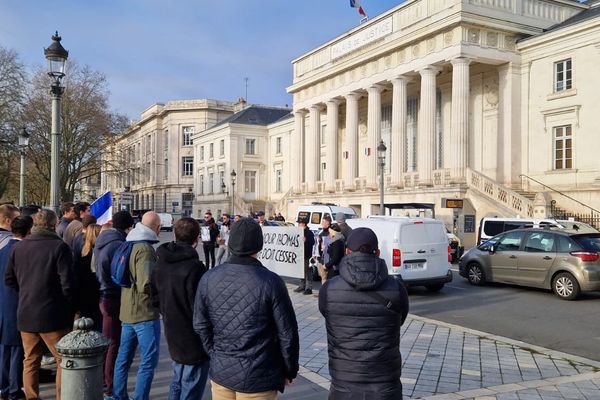 Une trentaine de personnes étaient rassemblées devant le palais de justice de Tours ce samedi 16 décembre 2023.