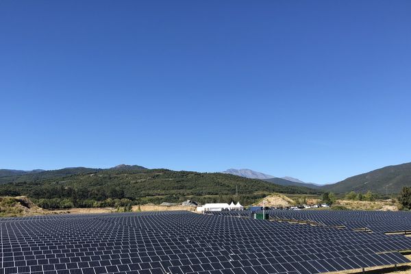 Corsica Sole a officiellement inauguré mardi à Giuncaggio (Haute-Corse) la troisième de quatre centrales solaires qui doivent former "le plus important programme solaire photovoltaïque avec stockage jamais réalisé en Corse",
permettant de fournir fin 2019 en énergie 4.000 foyers.