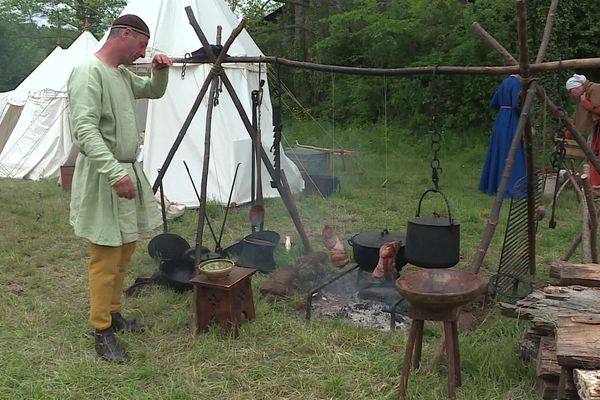 Jusqu'au 20 mai, les Médiévales investissent le village de Murol, dans le Puy-de-Dôme.