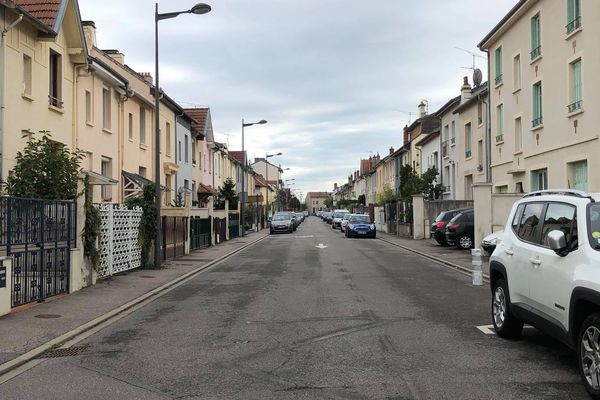 Le manque de place rue Georges Clémenceau pousse les résidents à se garer sur la voie publique