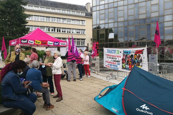 Manifestation devant la préfecture d'Eure-et-Loir du collectif AERéSP28 et de syndicats.