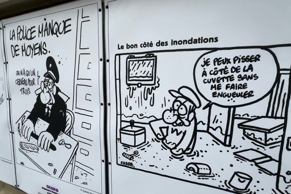 Des dessins grand format de Charlie Hebdo sur les murs de l'hôtel de ville de Nancy.