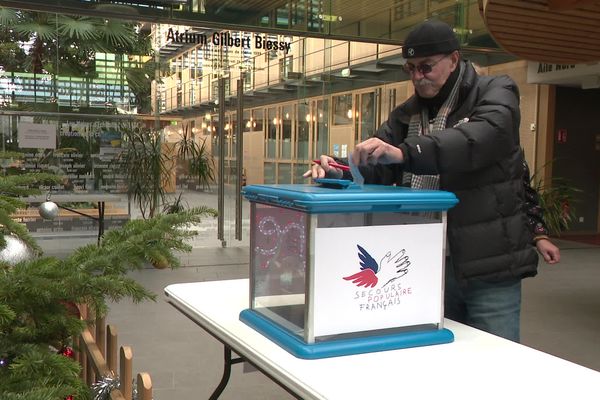 Une urne a été installée dans l'hôtel de ville d'Echirolles, en Isère, après le cambriolage des locaux du Secours populaire le 23 décembre.