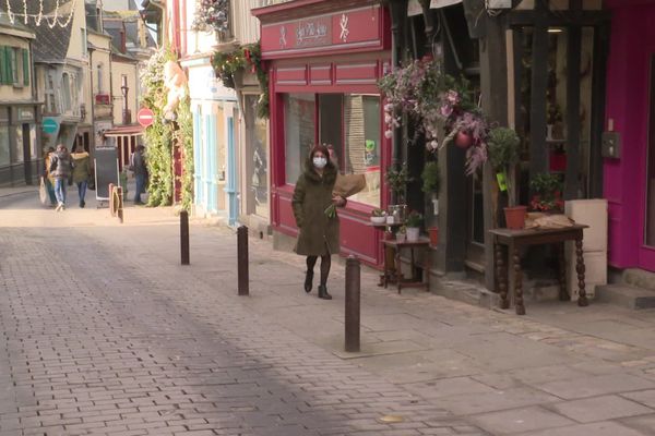 Des rues de Châteaugiron calmes le dimanche et des boutiques dans leur majorité fermées