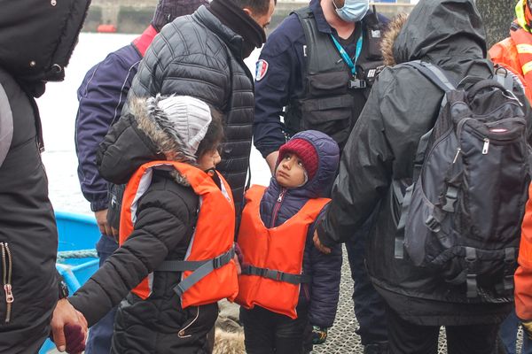 Deux enfants, entourés par la police aux frontières au port de Calais, jeudi 1er avril 2021.