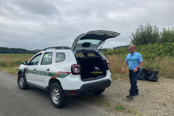 Ce policier rural, l'autre nom du  garde champêtre a des pouvoirs plus étendus qu’un policier municipal.