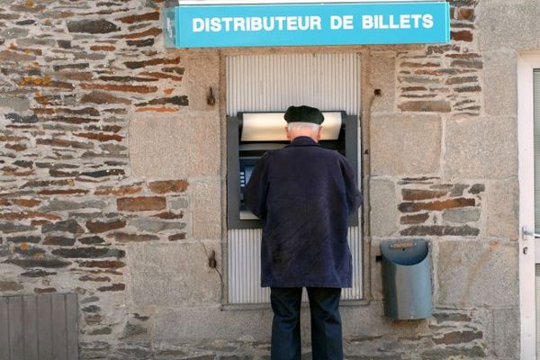 Le malfaiteur ciblait les personnes âgées qui retiraient de l'argent dans les distributeurs de billets.