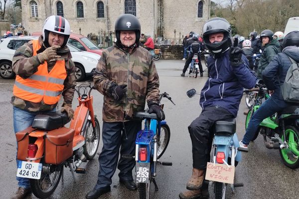 Le Comité utopique de Larré, alias le C.U.L, manifestera devant la préfecture de Vannes ce 6 avril 2024 pour protester contre le contrôle technique des deux-roues