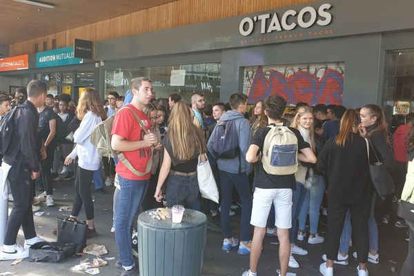 Des jeunes attendent toujours devant le restaurant où le rappeur Koba LaD était attendu